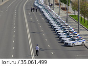 Полицейские автомашины на Пречистенской набережной в центре Москвы во время парада в честь 75-летия Победы в Великой Отечественной войне (2020 год). Редакционное фото, фотограф Игорь Долгов / Фотобанк Лори