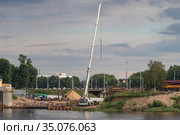 Тверь. Многотонный кран ведет строительные работы на набережной (2020 год). Редакционное фото, фотограф Литвяк Игорь / Фотобанк Лори