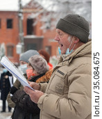 Таруса. Участник митинга, направленного на отмену переименованию улиц города, зачитывает резолюцию. 21 ноября 2020. Редакционное фото, фотограф Наталья Николаева / Фотобанк Лори