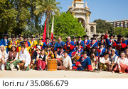 Group of people dressed as trabucaires on National Day of Catalonia (2018 год). Редакционное фото, фотограф Яков Филимонов / Фотобанк Лори