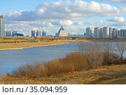 Banks Ishim River. Residential area. Nur Sultan (2020 год). Стоковое фото, фотограф Валерия Попова / Фотобанк Лори