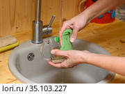 Девушка моет стеклянную кружку под струей воды. Стоковое фото, фотограф Иванов Алексей / Фотобанк Лори