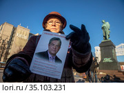 Женщина держит баннер с портретом Николая Платошкина и требованием освободить его на Пушкинской площади в городе Москве, Россия (2020 год). Редакционное фото, фотограф Николай Винокуров / Фотобанк Лори