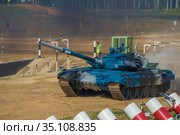 Танк Т-72Б3 окрашенный в синий цвет команды Узбекистана на трассе танкового биатлона. Международный фоенный форум "Армия-2020" Редакционное фото, фотограф Виктор Карасев / Фотобанк Лори