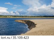 Эрозия песчаного берега. Размывание песка. Стоковое фото, фотограф Яковлев Сергей / Фотобанк Лори