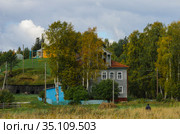 Ракула. Деревянный особняк купца Чудинова. Россия, Архангельская область, Холмогорский район (2020 год). Редакционное фото, фотограф Яковлев Сергей / Фотобанк Лори