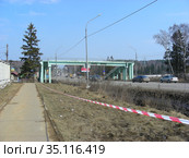 Пешеходный мост. Калужское шоссе. Московская область (сейчас Новомосковский административный округ Москвы) (2010 год). Редакционное фото, фотограф lana1501 / Фотобанк Лори