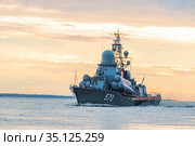 Россия. Санкт-Петербург. Военный корабль в акватории Финского залива. Малый ракетный корабль «Пассат». Бортовой номер 570 (2020 год). Редакционное фото, фотограф Литвяк Игорь / Фотобанк Лори