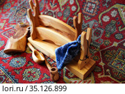 Подставка для шашки и светильник с ложкой и кисетом. На ковре. Стоковое фото, фотограф Анатолий Матвейчук / Фотобанк Лори