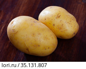 Two potatoes on wooden background. Стоковое фото, фотограф Яков Филимонов / Фотобанк Лори