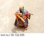 Монах в маске быка с ритуальным кинжалом (пхурпа) исполняет ритуальный танец на религиозном фестивале танца Чам тантрического тибетского буддизма ваджраяны в монастыре Ламаюру. Monk in a bull deity mask with ritual dagger (phurpa) performs a religious masked and costumed mystery dance of Tantric Tibetan Buddhism on the Cham Dance Festival in Lamayuru monastery (2012 год). Стоковое фото, фотограф Олег Иванов / Фотобанк Лори