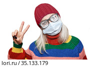 Девушка в маске и очках с надписью 2021. С новым годом. Стоковое фото, фотограф Элина Гаревская / Фотобанк Лори