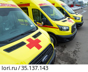 Новые реанимационные машины скорой помощи стоят в ряд (2020 год). Редакционное фото, фотограф Вячеслав Палес / Фотобанк Лори