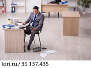 Young male employee and mousetrap in the office. Стоковое фото, фотограф Elnur / Фотобанк Лори