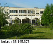 Школа № 1351 с углублённым изучением информатики. Суздальская улица, 22б. Район Новокосино. Город Москва (2012 год). Стоковое фото, фотограф lana1501 / Фотобанк Лори