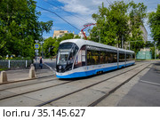 Москва, Замоскворечье, современный трамвай едет по Садовническому проезду (2020 год). Редакционное фото, фотограф glokaya_kuzdra / Фотобанк Лори