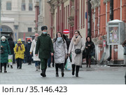 Москва, людиу Казанского вокзала в медицинский масках (2020 год). Редакционное фото, фотограф Дмитрий Неумоин / Фотобанк Лори
