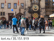 Tourists are near The Prague Astronomical Clock (2017 год). Редакционное фото, фотограф EugeneSergeev / Фотобанк Лори