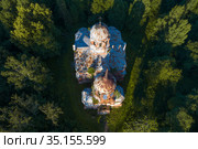 Над старинной заброшенной  церквью солнечным летним днем (аэросъемка). Новгородская область, Россия (2020 год). Стоковое фото, фотограф Виктор Карасев / Фотобанк Лори