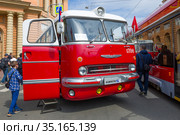 Венгерский ретро автобус Икарус 55.14 Люкс на ежегодном параде ретро транспорта в честь Дня города. Санкт-Петербург (2019 год). Редакционное фото, фотограф Виктор Карасев / Фотобанк Лори