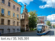 Москва, современный трамвай на Бауманской улице (2020 год). Редакционное фото, фотограф glokaya_kuzdra / Фотобанк Лори