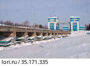 Floodgate and dam on Ob Sea in winter season. Novosibirsk, Siberia, Russia (2020 год). Редакционное фото, фотограф Сергей Пристяжнюк (Serg Zastavkin) / Фотобанк Лори
