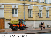 Москва, современная машина для мытья тротуаров на Большой Никитской улице (2020 год). Редакционное фото, фотограф glokaya_kuzdra / Фотобанк Лори