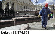 Worker in protective disinfects (2020 год). Редакционное видео, видеограф Потийко Сергей / Фотобанк Лори