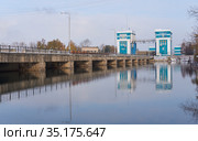 Floodgate and dam on Ob Sea in winter season. Novosibirsk, Siberia, Russia (2020 год). Редакционное фото, фотограф Сергей Пристяжнюк (Serg Zastavkin) / Фотобанк Лори