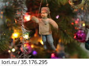 Партизан - елочная игрушка из 50-х. Стоковое фото, фотограф Анатолий Матвейчук / Фотобанк Лори