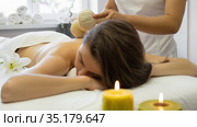 Vietnamese massage with herbal compresses at the beauty shop. Стоковое фото, фотограф Алексей Кузнецов / Фотобанк Лори