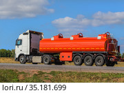 Gas-tank truck goes on highway. Стоковое фото, фотограф Юрий Бизгаймер / Фотобанк Лори