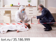 Forensic experts at the crime scene. Стоковое фото, фотограф Elnur / Фотобанк Лори