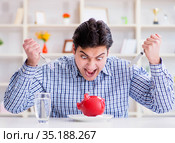Man running out of money in restaurant and using savings from pi. Стоковое фото, фотограф Elnur / Фотобанк Лори