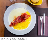 Delicious serving of pineapple and melon carpaccio with thinly sliced prosciutto. Стоковое фото, фотограф Яков Филимонов / Фотобанк Лори