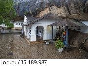 Дождливый день у древнего пещерного буддистского храма Rangiri Dambulu Raja Maha Viharaya (Золотой храм). Дамбулла, Шри-Ланка (2015 год). Редакционное фото, фотограф Виктор Карасев / Фотобанк Лори