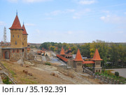 Строительство городка аттракционов «Логаленд» на хуторе Старая Станица. Ростовская область (2020 год). Редакционное фото, фотограф Мартынов Антон / Фотобанк Лори