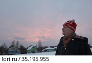 Балашихинский художник Лев Леонидович Немкович в деревне Шустино (2021 год). Редакционное фото, фотограф Дмитрий Неумоин / Фотобанк Лори