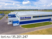 Вывеска корпорации Ural Boeing manufacturing на здании завода в городе Верхняя Салда. Россия (2020 год). Редакционное фото, фотограф Евгений Ткачёв / Фотобанк Лори