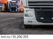 Trucks in the parking lot close-up. Стоковое фото, фотограф Юрий Бизгаймер / Фотобанк Лори