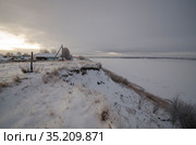 Деревня на крутом берегу реки. Дома на обрыве (2020 год). Стоковое фото, фотограф Яковлев Сергей / Фотобанк Лори
