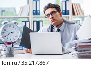Businessman missing deadline for deliverables in office. Стоковое фото, фотограф Elnur / Фотобанк Лори