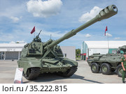 РОссийская самоходная 152-мм гаубица 2С19М2 "Мста-СМ" на Международном военно-техническом форуме "Армия-2019", Московская область, парк "Патриот", вид спереди. Редакционное фото, фотограф Малышев Андрей / Фотобанк Лори