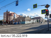 Дом купца И.Ф. Уткина, проспект Ленина в районе Пионерского сквера, проезжая часть. Нижний Тагил (2015 год). Редакционное фото, фотограф Кекяляйнен Андрей / Фотобанк Лори