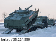 Погрузка боевой машины пехоты БМП-3 на трейлер. Фрагмент подготовки военного парада в честь полного снятия блокады Ленинграда. Санкт-Петербург (2019 год). Редакционное фото, фотограф Виктор Карасев / Фотобанк Лори