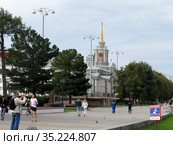 Набережная городского пруда Екатеринбурга (2019 год). Редакционное фото, фотограф Владислав Сабанин / Фотобанк Лори
