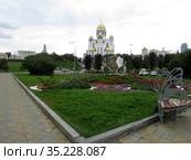 Композиция, установленная в центре Екатеринбурга в 2017 году, символизирует цветок лотоса (2019 год). Редакционное фото, фотограф Владислав Сабанин / Фотобанк Лори