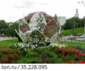 Композиция установленная в центре Екатеринбурга в 2017 году символизирует цветок лотоса (2019 год). Редакционное фото, фотограф Владислав Сабанин / Фотобанк Лори