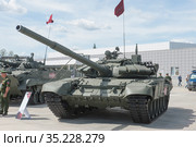 Новый российский основной танк Т-72 В3 стоит в экспозиции на Международном военно-техническом форуме "Армия-2019", Кубинка, Московская область, парк "Патриот", вид спереди. Редакционное фото, фотограф Малышев Андрей / Фотобанк Лори