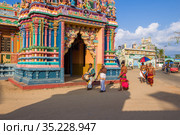 Религиозная процессия у индуисткого храма Sri Bhadrakali Amman Kovil (Kali Кovil ). Тринкомали, Шри-Ланка (2020 год). Редакционное фото, фотограф Виктор Карасев / Фотобанк Лори
